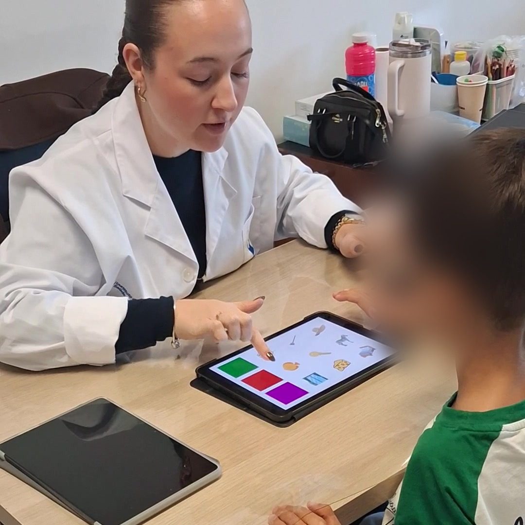 A Terapeuta da Fala Inês Castro numa sessão com uma criança, a trabalhar com um tablet